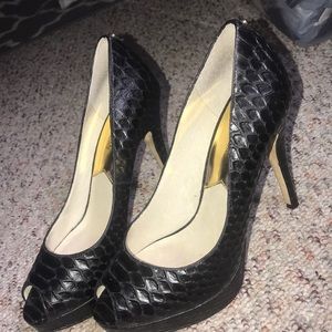 Micheal Kors black pumps